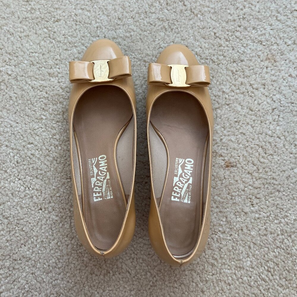 Salvatore Ferragamo Women Vara Pump  sz7.5B –Amaretti (Tan/Beige) Patent Leather